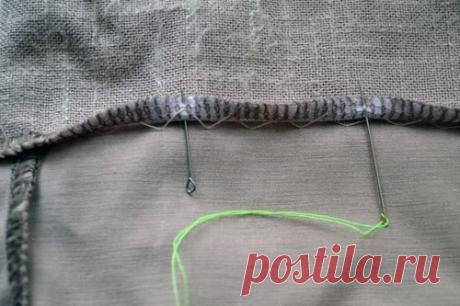 Как подшить юбку

Не все швейные операции можно сделать на машинке. Некоторые из них нужно выполнять вручную. К ним относится и закрепление подгибки низа юбки. Конечно, в ателье есть специальные подшивочные машины, но в домашних условиях подшить юбку можно только вручную.

Обработка низа юбки из костюмных тканей обычно выполняется потайным швом. Но как правильно подшить юбку-солнце, подгибка которой достигает несколько метров, или юбку из шифона? На эти и другие вопросы от...