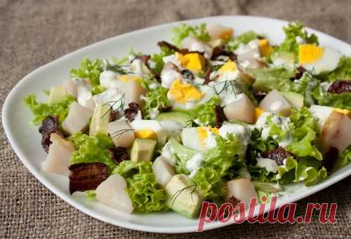 Салат с копченой рыбой и авокадо