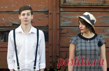 Получить помощь от незнакомых людей нам мешает… лишь собственное неверие в то, что на нашу просьбу откликнутся. Эксперимент, который провели психологи Колумбийского университета (США) Френсис Флинн и Ванесса Лейк (Francis Flynn, Vanessa Lake), показал, что нам готовы помочь вдвое больше незнакомых людей, чем мы привыкли думать! Причем неважно, о чем мы просим: проводить нас до метро, сделать пожертвование или одолжить на минуту телефон, чтобы позвонить. Так что всеобщее равнодушие — еще один…