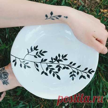 Прошу прощения. У всех, конечно, но у заказчиков, у людей интересующихся нашей керамикой особенно. Простите за несвоевременные дедлайны.
Меня, если честно, уже пугает это слово. Думала, что страшно от него было в институте, а нет.. Сейчас оно в разы страшнее)
Я серьёзно хочу сказать о том, что сожалею, что таким образом когда - то подорвала ваше доверие, и отговорок сейчас может быть море, но по итогу все равно хочу сказать вам огромное спасибо, что именно нашей мастерской...