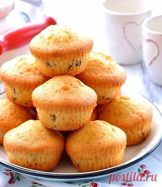 Обалденные кексы за 20 минут! Когда нужно быстро приготовить что нибудь вкусное к чаю! Обалденные кексы за 20 минут! Когда нужно быстро приготовить что нибудь вкусное к чаю! Продукты: - 4 яйца - 1 стакан сахара - 100 гр растопленного сливочного масла - 5 столовых ложек сметаны - 2 стакана муки - 1 пакетик ванильного сахара - 2 чайные ложки разрыхлителя - изюм по желанию. Приготовление: Сахар, яйца, ванильный сахар растереть.