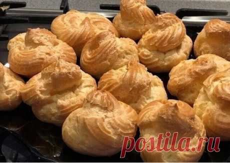 Очень вкусные эклеры со сгущенкой

ИНГРЕДИЕНТЫ:
вода — 1 ст;
масло сливочное — 100 г;
яйца — 4 шт;
соль — щепотка.
мука — 150 г;

начинка:
сгущенка вареная — 1 банка

ПРИГОТОВЛЕНИЕ:
Я взяла небольшую кастрюлю, влила туда воду и добавила сливочное масло, немного соли.

Довела до кипения и добавила муку, тщательно помешивая, чтобы не было комочков. На огне подержала еще 2 минуты. Главное, чтобы не пригорало!

Сняв полученную массу с огня, я быстро добавила в нее все яйца. По...