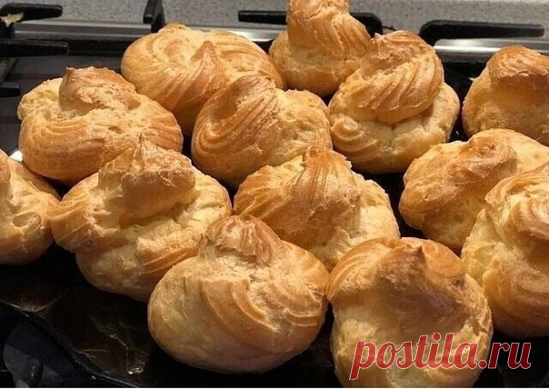 Очень вкусные эклеры со сгущенкой

ИНГРЕДИЕНТЫ:
вода — 1 ст;
масло сливочное — 100 г;
яйца — 4 шт;
соль — щепотка.
мука — 150 г;

начинка:
сгущенка вареная — 1 банка

ПРИГОТОВЛЕНИЕ:
Я взяла небольшую кастрюлю, влила туда воду и добавила сливочное масло, немного соли.

Довела до кипения и добавила муку, тщательно помешивая, чтобы не было комочков. На огне подержала еще 2 минуты. Главное, чтобы не пригорало!

Сняв полученную массу с огня, я быстро добавила в нее все яйца. По...