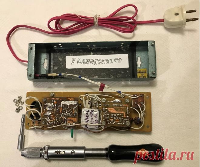 Оперативный переключатель паяльника При пайке полевых структур (транзисторов, микросхем) необходимо предпринимать меры, которые защищают радиодетали, «чувствительные» к статическому электричеству. К таким мерам относятся: применение низковольтных паяльников, заземление жал паяльников, использование наручных (одеваемых на запястье)