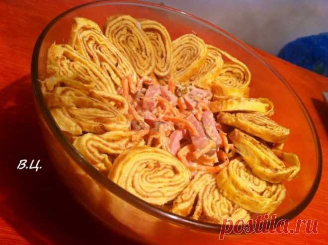 Неизбитый салат с ветчиной, корейской морковью, шампиньонами и яичным омлетом