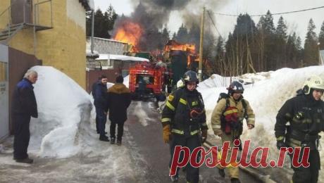 В московской области горит автосервис. В Химках загорелась автомастерская. Об это сообщает МЧС России в Telegram-канале. "Горит автосервис на 1 000 квадратных метрах. Самостоятельно на улицу вышли пять человек", - говорится в публикации. В МЧС отметили, что ...