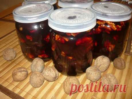 Сливовое варенье по-грузински

Невероятное вкусное варенье с манящим ароматом корицы и орехов, напоминает по вкусу конфеты.

Ингредиенты:
— 2 кг слив;
— 1 чайная ложка натертого имбиря;
— 1 чайная ложка корицы;
— 150 гр очищенных грецких орехов;
— 600 гр. сахара;
— 1 литр воды.

Сливы вымыть, высушить, разрезать пополам и удалить косточки. Грецкие орехи измельчить.
Сливы сложить в кастрюлю для варки и засыпать сахаром.
Затем залить водой, поставить вариться на медленном ог...