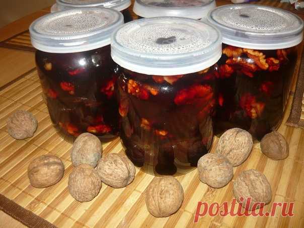 Сливовое варенье по-грузински

Невероятное вкусное варенье с манящим ароматом корицы и орехов, напоминает по вкусу конфеты.

Ингредиенты:
— 2 кг слив;
— 1 чайная ложка натертого имбиря;
— 1 чайная ложка корицы;
— 150 гр очищенных грецких орехов;
— 600 гр. сахара;
— 1 литр воды.

Сливы вымыть, высушить, разрезать пополам и удалить косточки. Грецкие орехи измельчить.
Сливы сложить в кастрюлю для варки и засыпать сахаром.
Затем залить водой, поставить вариться на медленном ог...