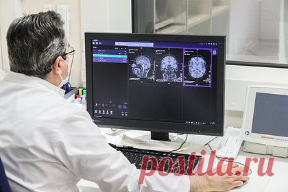 Упавшая и ударившаяся головой об лед российская фигуристка потеряла память. Российская фигуристка Мария Симонова, госпитализированная после падения с поддержки на турнире в Москве, частично потеряла память. Партнер не смог удержать ее во время поддержки, в результате чего Симонова упала и ударилась головой об лед. Пара завершила программу, получив за нее 42,51 балла.
