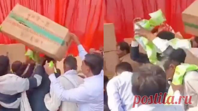 Погром из-за бесплатных чипсов устроили на массовой свадьбе в Индии. В индийском штате Уттар-Прадеш благотворительная свадьба для сотен малоимущих пар закончилась масштабной потасовкой среди гостей. Об этом сообщает портал Mothership. Инцидент произошел 25 ноября на спортивной арене, где власти ...