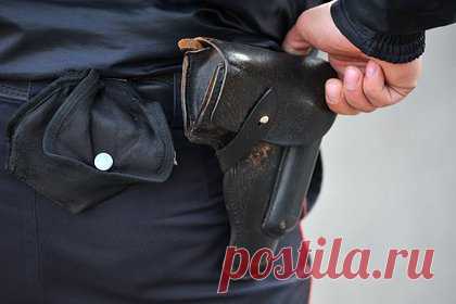 Российские полицейские ранили напавшего на них с ножом мужчину. В Петербурге неадекватный мужчина напал с ножом на полицейским, им пришлось открыть по нему огонь из табельного пистолета. ЧП произошло на набережной Строителей в Сестрорецке вечером 15 февраля. Прохожие вызвали полицейских, когда заметили подозрительного мужчину. Он странно себя вел и ходил с ножом.
