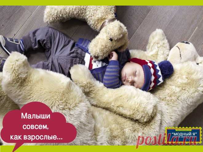 Одежда для самых маленьких детей до 3-х лет в точности копирует взрослую. Малыши почти как взрослые носят джинсы, стильные курки в клетку, теплые цветные колготы, лосины, шерстяные жилеты с орнаментом, удлиненные тканевые куртки.