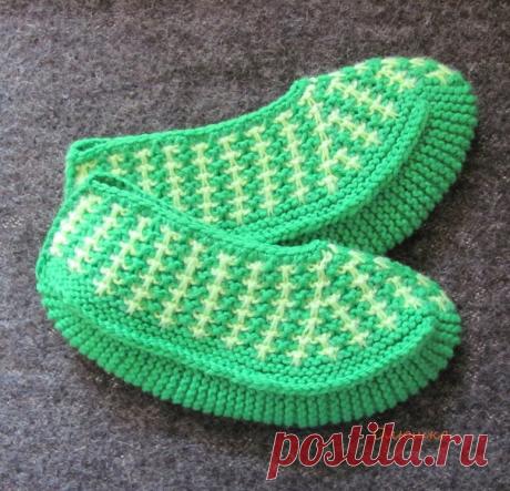 "Быстрые" тапочки
Если вы умеете вязать носки на 5 спицах, то связать такие носки-тапочки вам не составит труда.