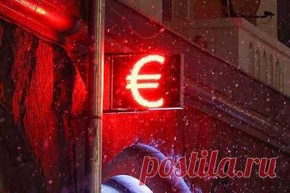 Курс евро превысил 99 рублей. В начале утренней сессии курс евро на Мосбирже превысил 99 рублей, в последний раз на таком уровне европейская валюта находилась 7 ноября. На максимуме он доходил до 99,21 рубля. Курс доллара также растет до 91,52 рубля. Ослабление российской валюты продолжается с конца прошлой недели.