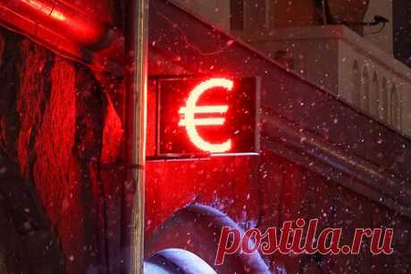 Курс рубля резко вырос к доллару и евро. Курс евро в ходе торгов на Мосбирже опустился ниже 99 рублей впервые с 20 декабря, следует из данных торгов. Доллар также снижается, его стоимость опустилась ниже 89 рублей. Поддержку курсу российской валюты оказывает решение Центробанка о начале операций, связанных с пополнением и тратами средств ФНБ.