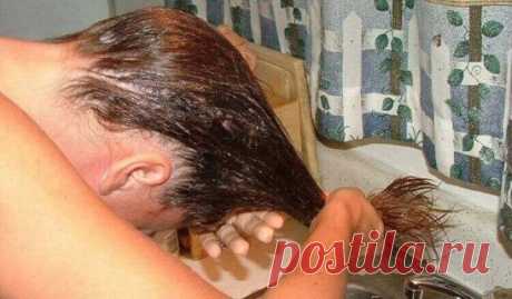 Смазав волосы перекисью, она даже не надеялась, что результат будет настолько хорош!Перекись водорода станет твоей незаменимой помощницей после прочтения этой статьи! Как часто мы даже не догадываемся, что с помощью подручных средств можно творить настоящие чудеса… Возьми бутылочку перекиси и посмотри на нее. Ты держишь в руках настоящее сокровище!Как использовать перекись водородаПерекись поможет удалить пятна с белой ткани. Нанеси немного перекиси на пятно и потри его — результат тебе понравит