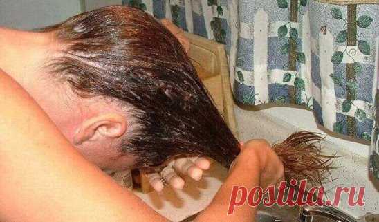 Смазав волосы перекисью, она даже не надеялась, что результат будет настолько хорош!Перекись водорода станет твоей незаменимой помощницей после прочтения этой статьи! Как часто мы даже не догадываемся, что с помощью подручных средств можно творить настоящие чудеса… Возьми бутылочку перекиси и посмотри на нее. Ты держишь в руках настоящее сокровище!Как использовать перекись водородаПерекись поможет удалить пятна с белой ткани. Нанеси немного перекиси на пятно и потри его — результат тебе понравит