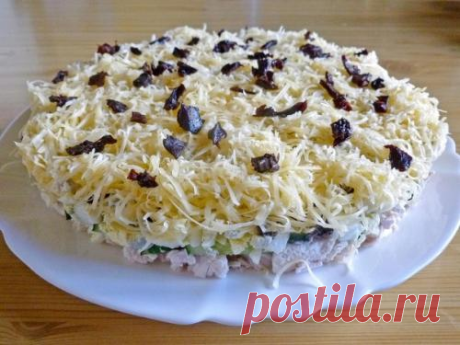 Салат дамский каприз с курицей и черносливом.