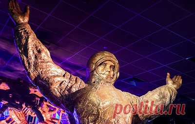 Кононенко заявил о доказательстве Гагариным, что человек способен на сверхпоступки. Спецкор ТАСС поделился видеозаписью с МКС, на которой фотография советского космонавта парит в невесомости