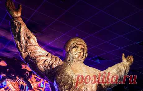 Кононенко заявил о доказательстве Гагариным, что человек способен на сверхпоступки. Спецкор ТАСС поделился видеозаписью с МКС, на которой фотография советского космонавта парит в невесомости