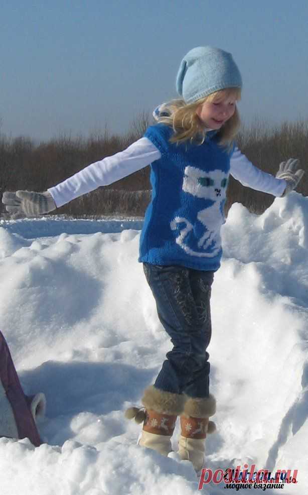 Жилет для девочки "Киси-киси" вязаный спицами