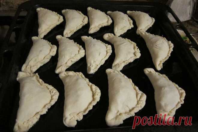 Быстрые пирожки с курицей из слоёного теста