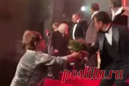 В Театре на Таганке актера избили букетом. В Театре на Таганке зрительница после показа спектакля «Вишневый сад» избила букетом актера Антона Анурова. Видео инцидента появилось в Instagram-аккаунте исполнительницы Марины Дрождиной. Сам актер заявил, что не знаком с нападавшей. Та не смогла рассказать, почему решила избить артиста букетом.