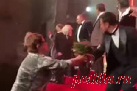 В Театре на Таганке актера избили букетом. В Театре на Таганке зрительница после показа спектакля «Вишневый сад» избила букетом актера Антона Анурова. Видео инцидента появилось в Instagram-аккаунте исполнительницы Марины Дрождиной. Сам актер заявил, что не знаком с нападавшей. Та не смогла рассказать, почему решила избить артиста букетом.