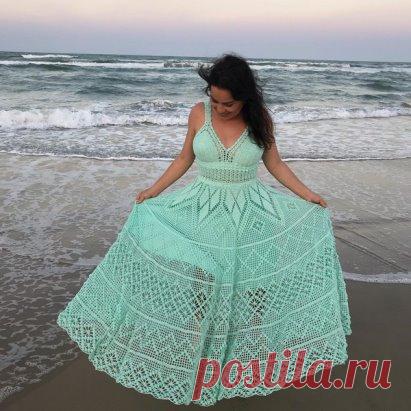 Платье от бразильских мастериц- схемы нет в природе)), используйте как идею (красивое, поэтому выставила).