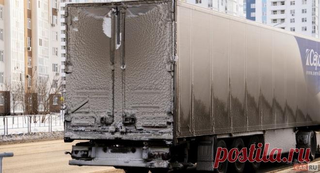 Дальнобойщику на заметку: ТОП-3 способов заклеить тент на фуре