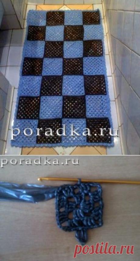 КОВРИК для ванной - из полиэтил/пакетов !  Регулярно покупала резиновые коврики, которые продаются на метражи, качество -  которых оставляет желать лучшего. Рвутся при стирке, прилипают к ногам.Нитки для вязания из пакетов -  нарезала полоски шириной 3 см, крючок № 4, размерами ковра  55 * 90 см. Приступаем к вязанию мотивов - ровязать 5 рядов по схеме, обвязать каждый квадратный мотив столбиками б/накида !   //Порадка&quot;