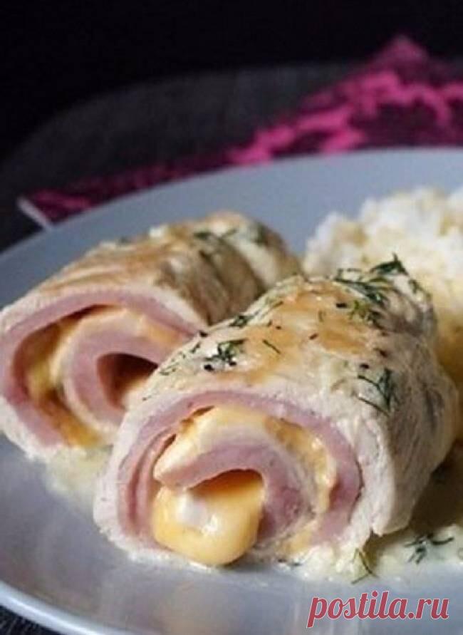 Рулетики «кордон блю» в сливочном соусе

 160.09 ккал/100 г  Б/Ж/У: 20.49 / 8.07 / 1.18 

Ингредиенты:
куриная грудка (филе) 2 шт
ветчина 150 гр
сыр 150гр
сливки ( 20 - 33 %) 100 мл
чеснок 3 зубчика
зелень (рубленная) 1 ст.л
масло растительное для жарки
соль,перец по вкусу

Приготовление:
Сыр нарезаем ломтиками. Ветчину режем тонкими слайсами. Куриную грудку разрезаем вдоль на 3 пластика. Каждый пластик отбиваем кулинарным молотком или тупой стороной лезвия ножа. Подсалива...