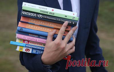 РАН за год провела экспертизу 478 учебников и пособий. Также Российская академия наук договорилась с Минпросвещения о написании единых учебников по математике, физике, информатике, химии и биологии