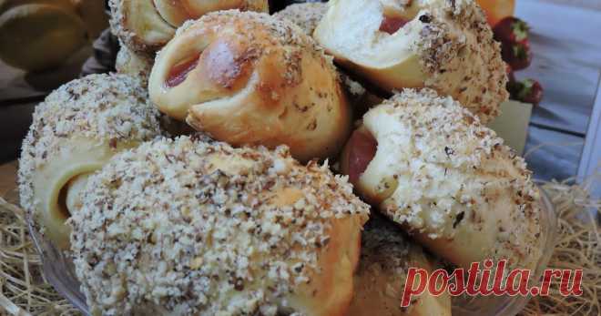 Кифлички с локум и орехи.