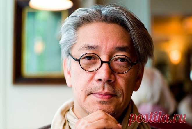 Рюичи Сакамото «Ryuichi Sakamoto» 10 599 песен слушать онлайн или скачать mp3 + биография + 61 888 видео-роликов: знаменитый  японский музыкант, композитор, продюсер; лауреат премии «Оскар», двукратный лауреат премии «Золотой глобус», лауреат премии «Грэмми»; известен по музыке к фильмам Бернардо Бертолуччи «Последний император», «Под покровом небес», «Маленький Будда» и др.