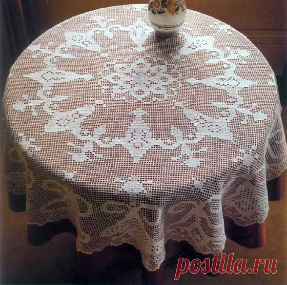 Круглая скатерть с колокольчиками Вязаная крючком филейная круглая скатерть с колокольчиками. Схема в формате .pdf