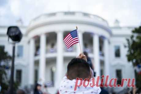 Бывший советник ЦРУ рассказал о действиях США при крахе Украины. Поражение Украины в нынешнем конфликте неизбежно из-за острой нехватки боеприпасов в ВСУ. Это может спровоцировать страны Запада на прямой конфликт с Россией, рассказал бывший советник ЦРУ Джеймс Рикардс в статье на портале Daily Reckoning. При этом Россия продолжает стабильно снабжать свою армию снарядами, отметил он.