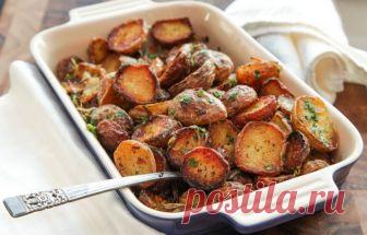Готовим молодую картошку в духовке: 10 самых аппетитных блюд Картофель, приготовленный в духовке, сохраняет максимум питательных и полезных свойств. Рассказываем, как можно приготовить его оригинально и вкусно.