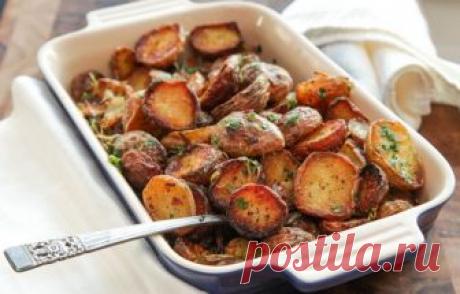 Готовим молодую картошку в духовке: 10 самых аппетитных блюд Картофель, приготовленный в духовке, сохраняет максимум питательных и полезных свойств. Рассказываем, как можно приготовить его оригинально и вкусно.