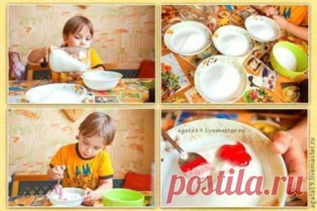 Мастер-класс - Насыпушки
Нам понадобится:
- соль
- пустые стеклянные бутылки
- краски (любые)
Красим соль. Добавляем любую (совершенно любую) краску в соль, перемешиваем и сушим на раскаленной сковороде в теч 2-3 мин.
Насыпаем в бутылки. :)
