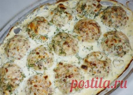 Легкие тефтели с начинкой и вкусным соусомИнгредиенты:Грудка куриная (индейки) - 900гр.Гречневая крупа - 120 гр. (сухой)Лук репчатый - 2 шт. (маленькие)Чеснок - 3шт. (зубчика)Зелень укропа или петрушки - в фарш и в соус.Сыр плавленый (типа "карат", "янтарь") - 2 шт.Сметана 10%- 120 гр.Яйцо - 1 шт.Сливки - 20% - 50 мл.Соль, перец - по вкусуМасло растительное - для смазывания формы.Приготовление:...