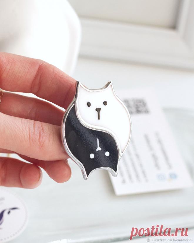 Брошь Котизм. Техника Тиффани. Витражное стекло в интернет-магазине Ярмарка Мастеров по цене 1419 ₽ – Q3WCGRU | Брошь-булавка, Тамбов - доставка по России Брошь Котизм. Техника Тиффани. Витражное стекло в наличии в интернет-магазине на Ярмарке Мастеров - 43851904. Брошь-булавка от Lumiere Studio. Украшения из стекла. Размер: 5 х 4 см. Материал: стекло, витражное стекло, оловянный сплав. Гарантированная доставка по всей России. Отзывы реальных покупателей и фото