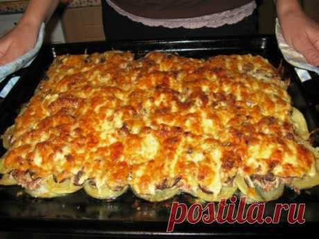 Шикарное блюдо, которое затмит любые блюда из фарша! Рецепт — настоящая бомба! Ингредиенты: фарш свинина — 400 г, грибы — 100-150 г, картофель — 6 шт, лук — 1 шт, яйцо, сметана — 1 стакан, чеснок — 2 дольки, соль, перец. Приготовление: Очищенный картофель нарезаем тонкими ломтиками. Лук — полукольцами, грибы — небольшими кубиками. Смешиваем грибы и лук с фаршем, солим, перчим. Для заправки: смешиваем сметану с пропущенным через пресс чесноком, добавляем яйцо, соль, перец. ...