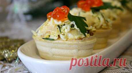 Салат с кальмарами в тарталетках “Новогоднее чудо” 
Очень вкусный салат и красиво подан. Только уж очень невкусные стали консервы из кальмаров, лучше не поленится и купить мороженные тушки