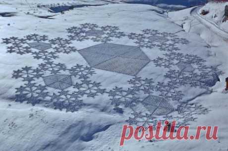 Вытоптанная в сугробах снежинка ! Очень красиво смотрится с высоты: с вершины горы, и из кабинки подъёмника...