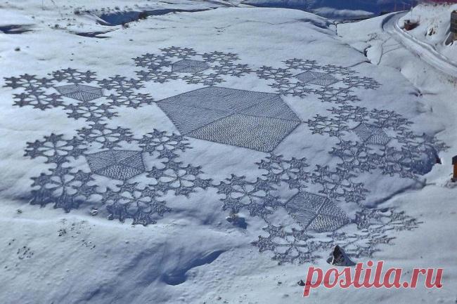 Вытоптанная в сугробах снежинка ! Очень красиво смотрится с высоты: с вершины горы, и из кабинки подъёмника...