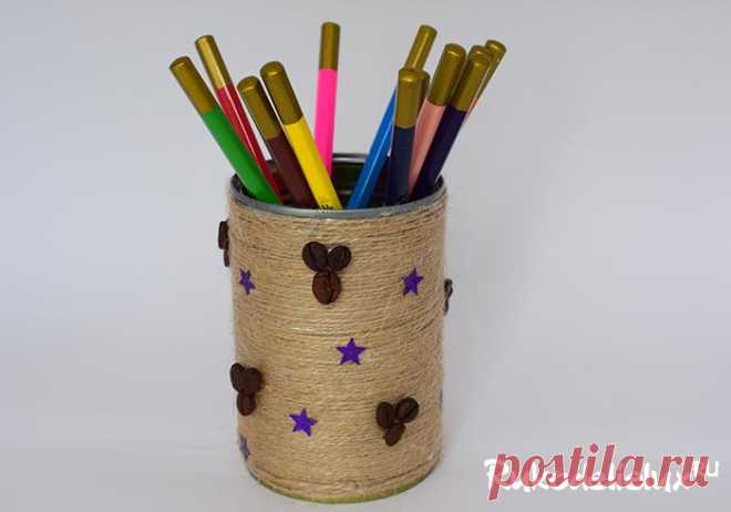 Здесь представлено несколько уникальных способов как сделать карандашницу своими руками с пошаговыми фото из картона и бумаги, из дерева и банки.
