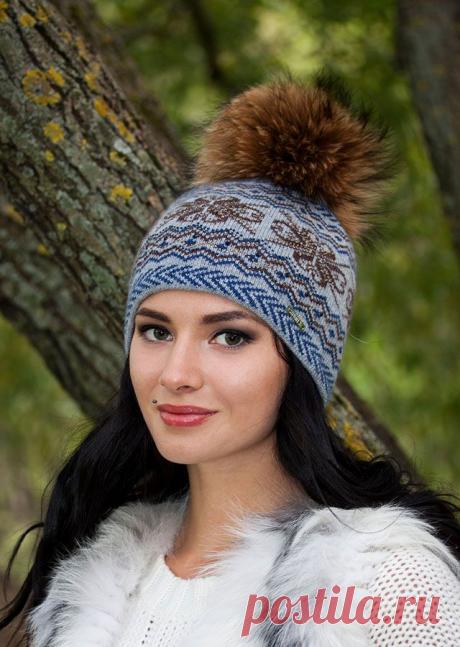 Шапка зимняя двойная. Помпон из натурального меха финского енота премиум качества размер XXL. Идеально защитит ребенка от холода при этом мягкая пряжа не раздражает нежную кожу ребенка. Посадка на голове прекрасно закрывает все уязвимые к холоду места - лоб, уши, шею.