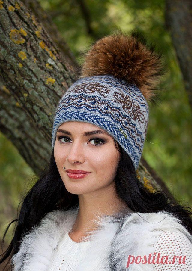 Шапка зимняя двойная. Помпон из натурального меха финского енота премиум качества размер XXL. Идеально защитит ребенка от холода при этом мягкая пряжа не раздражает нежную кожу ребенка. Посадка на голове прекрасно закрывает все уязвимые к холоду места - лоб, уши, шею.