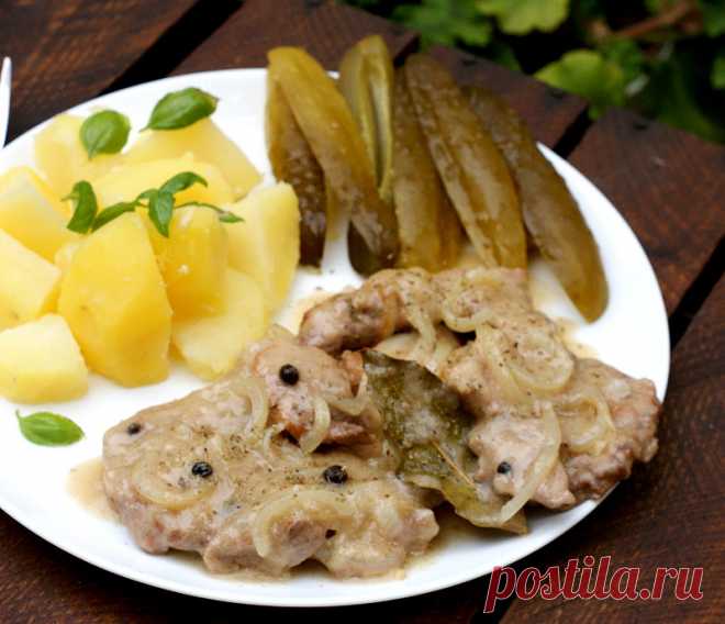 Отбивные из свинины в соусе. 
Отличный рецепт вкуснейших свиных отбивных, тушеных с репчатым луком. К таким отбивным на гарнир отлично подойдет вареный картофель.